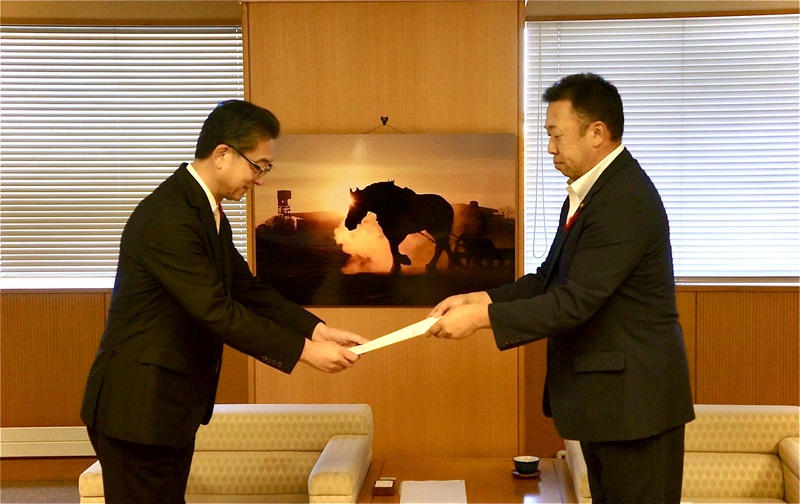 吉田会長が米沢市長へ要望書を提出