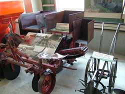 写真：豆・ビート・いもなど作物別に展示した農機具2