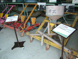 写真：施肥・播種・収穫などと工程別に展示した農機具