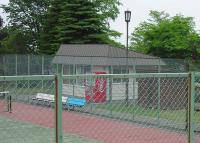 写真：テニスコート管理棟（西側）