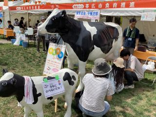 写真：搾乳体験の様子1