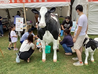 写真：搾乳体験の様子2