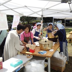 試食を提供する様子の写真