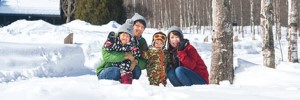 写真：雪の中の家族写真