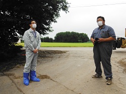 生産者の杉浦氏と市長が話す様子の写真