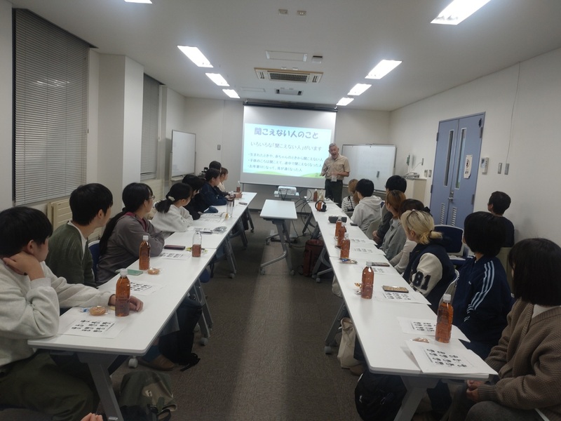 ろう講師による「ろう者」や「手話言語」に関する説明の様子