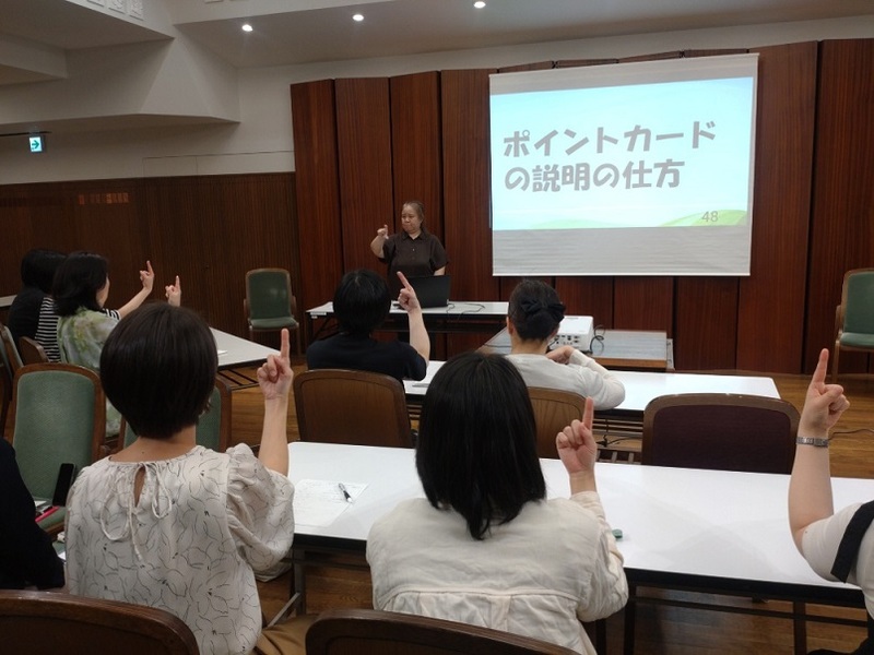 手話でポイントカードについて説明を行います