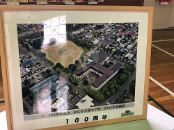 100周年を記念した校舎の航空写真