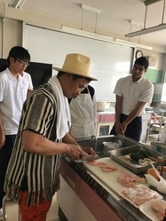 写真：マダガスカル料理講座の様子1（帯広北高等学校）