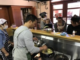 写真：マダガスカル料理講座の様子2（清川小地区生涯学習）