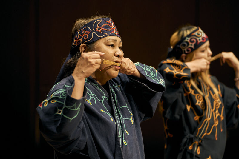 写真：ムックリ（口琴）の演奏