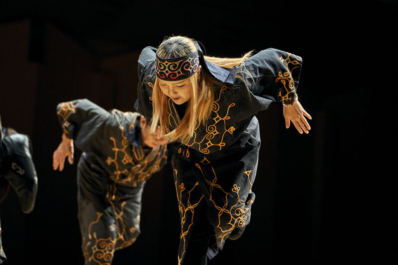 写真：バッタキウポポ（バッタの踊り）