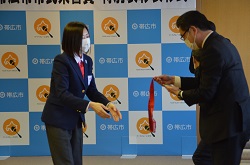 写真：石崎選手と市長