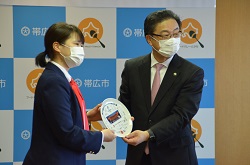 写真：志賀葵選手と市長