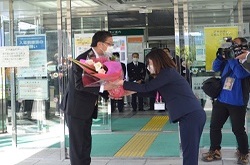 写真　花束を受け取る市長