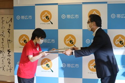 写真:帯広市民栄誉賞を市長から受け取る長原選手