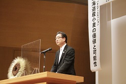 写真:北海道小麦キャンプで挨拶する市長