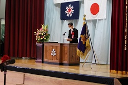 写真:大正小学校50周年記念式典で挨拶する市長