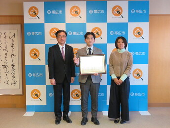写真:「まちづくりデザイン賞」優秀賞の受賞者