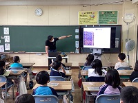 写真：花園小学校での授業の様子1