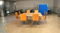 写真：交流ホールに設置された椅子・テーブル1