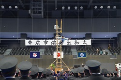写真:帯広市消防出初式のはしご乗りの様子