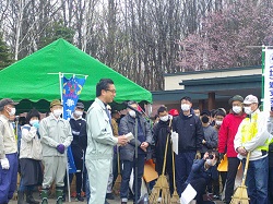 写真：挨拶する市長