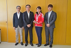 写真：市長、川平選手、帯広カーリング協会会長、事務局次長の集合写真