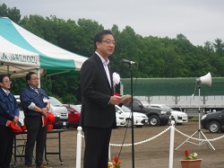 画像：ショウで挨拶をする米沢市長
