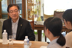 写真：話を聞く市長