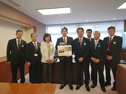 加藤国交省政務官との集合写真