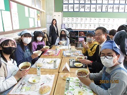 写真：児童と一緒に給食を食べる市長