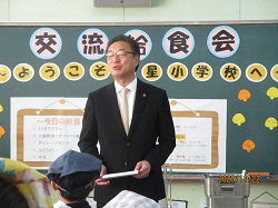 写真：挨拶をする市長