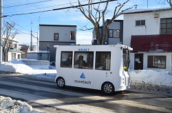 写真：公道を走る自動運転バス