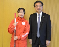 写真：市長と類家選手