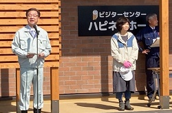写真：参加者に向けて挨拶をする米沢市長