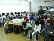 写真：小学校出前講座の様子