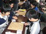 写真：親と子のエンジョイ将棋の様子