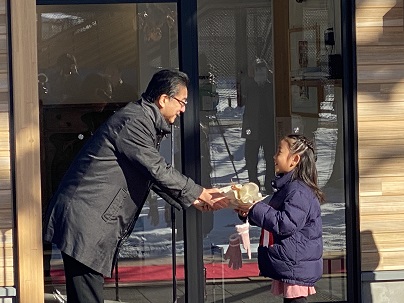 キッズーラウンジの命名者芦田さんへの記念品贈呈