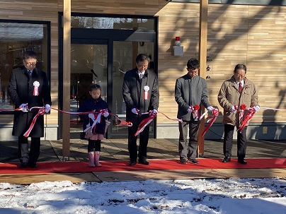 テープカットの様子