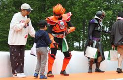 写真：ジバサンダーと子供たちのふれあいの様子
