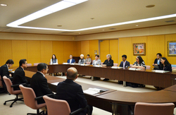 写真：訪問団との話しあいの様子