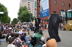 平原まつり開会式（大道芸パフォーマンス）