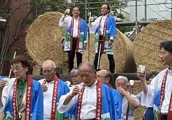 平原まつり開会式（牛乳で乾杯）