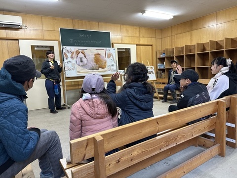 モルモットについてのクイズをしている様子