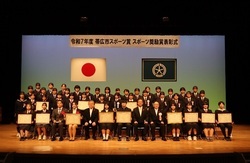 写真:記念撮影の様子