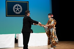 写真:文化奨励賞表彰式の様子(賞状の授与)