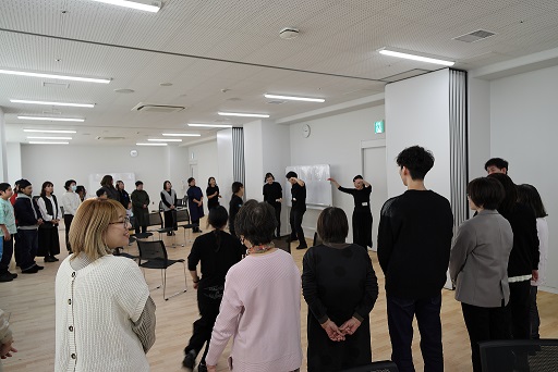 緊張な面持ちの参加者