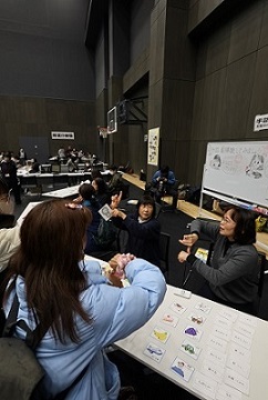 手話体験を楽しむ