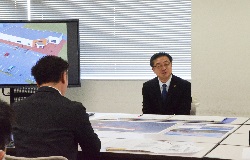 市長が担当者から説明を受けている様子